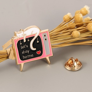 Broche créative en émail TV rose rétro avec chat blanc et texte Let's Stay Home
