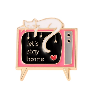Broche en émail TV vintage rose avec chat blanc endormi et texte let's stay home créatif
