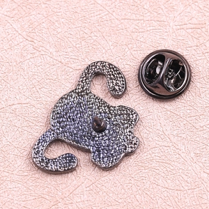Vue arrière de la broche utérus abstraite avec fermoir papillon sur cuir rose