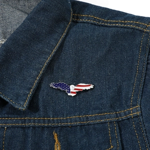 Detail einer Emaille-Anstecknadel mit US-Adler und Flagge auf einem blauen Denim-Revers