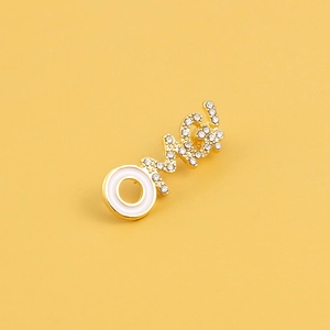 Gouden OMG! letterbroche met glinsterende strassteentjes en wit emaille detail