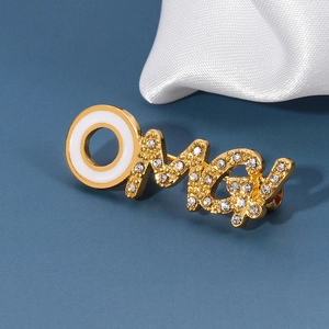 Macro-detail van de OMG-letterbroche met goudkleurige plating en glanzende kristallen