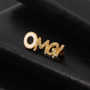 Verfijnde OMG-letterbroche in goudkleur met micro-pave kristallen en wit emaille