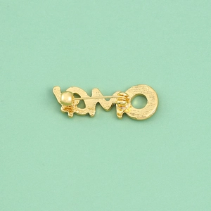 Achteraanzicht van gouden OMG-broche met de speldsluiting en geborstelde metalen textuur