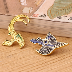 Loki Helm und Flügel Emaille-Anstecknadel Set aus Metall auf Vintage-Hintergrund