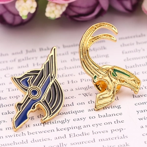 Makroaufnahme von vergoldeten Loki-Helm-Emaille-Pins mit sicheren Schmetterlingsverschlüssen