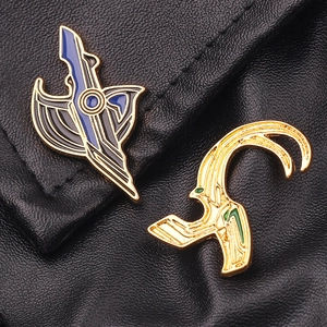 Detailansicht der Thor Ragnarok Loki Helm und Waffen Emaille-Pins auf schwarzem Leder