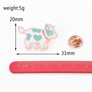 Detailed view of flying cow enamel pin with dimensions 31x20mm and 5g weight measurement