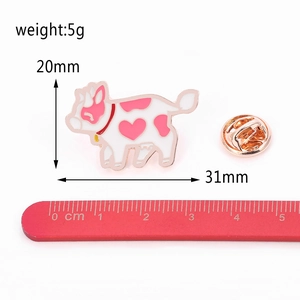 Detailed view of pink heart enamel cow pin with dimensions 31mm width and 5g weight