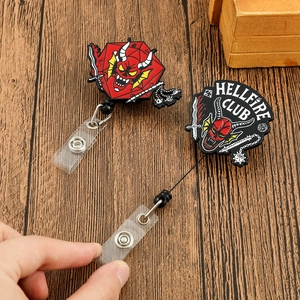 Details von ausziehbaren Hellfire Club Ausweishaltern mit Kordelzug und Metallclip