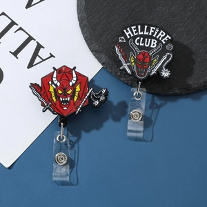 Detail der Hellfire Club Ausweishalter mit D20 Würfeldesign und Ausziehklemme