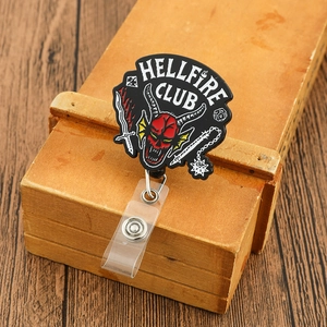 Detail der ausziehbaren Hellfire Club Ausweishülle mit Teufelslogo auf Holzfläche