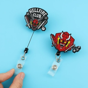 Ausziehbare Hellfire Club Ausweishalter mit Dämonenkopf und D20 Würfel für Stranger Things