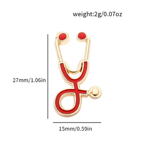 Vue détaillée du pin's stéthoscope émaillé or et rouge avec dimensions 27mm x 15mm