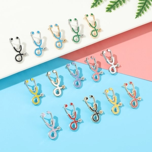 Détail de broches stéthoscope colorées avec finition émail et cristal brillant