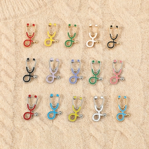 Broches stéthoscope en émail coloré sur tricot beige pour les professionnels de santé