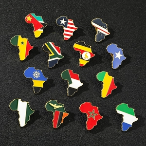 Detailaufnahme der Afrika-Landkarten-Anstecknadeln mit Emaille und goldenem Metallrand