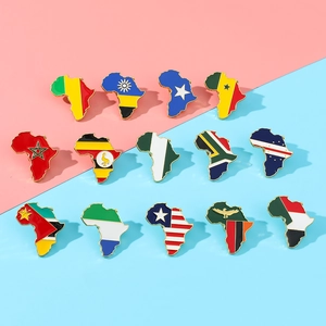Flache Ansicht mehrerer Afrika-Landkarten-Anstecknadeln mit Nationalflaggen und Goldrand