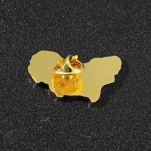 Goldene Nigeria-Landkarten-Anstecknadel mit strukturierter Rückseite und Schmetterlingsverschluss