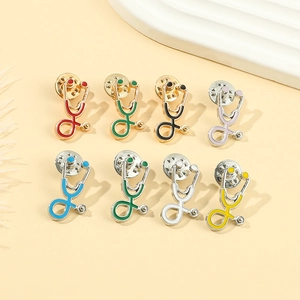 Lot de 8 broches stéthoscope colorées sur socle en alliage doré et argenté