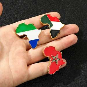 Detailaufnahme der Anstecknadeln von Sierra Leone, Sudan und Marokko in Afrika-Form
