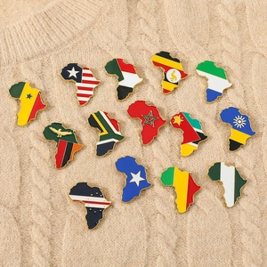 Detailset aus 14 bunten Afrika-Karten-Pins mit Flaggen auf Strickpullover-Stoff