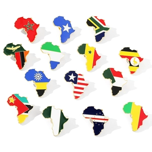 Set mit 15 Emaille-Anstecknadeln in Form von Afrika-Karten mit verschiedenen Nationalflaggen