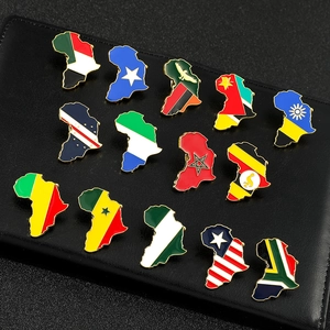 Sammlung von Emaille-Pins in Form einer goldenen Afrika-Karte mit Landesflaggen