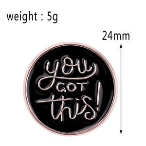 Spilla tonda in smalto nero con scritta 'YOU GOT THIS!' in oro rosa e lucida