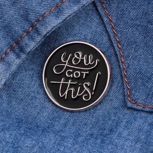 Spilla rotonda in smalto con scritta motivazionale you GOT this su denim blu