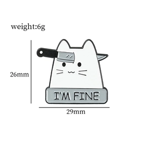 Épinglette en émail chat blanc mignon avec couteau sur la tête et texte I'M FINE