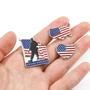 Set di tre spille smaltate bandiera americana con design a cuore, mappa e sagoma veterano