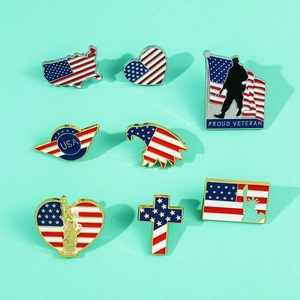 Set di otto spille smaltate con bandiera americana, aquila e motivi della Statua della Libertà