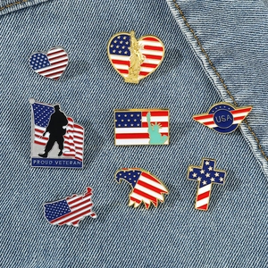 Set di 8 spille in smalto bandiera americana con Statua della Libertà e temi militari