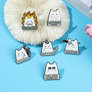 Détail de six broches chat blanc en émail avec slogans humoristiques sur fond bleu