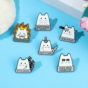 Détail d'un lot de 6 pins en émail représentant des chats blancs rigolos et des mèmes cultes