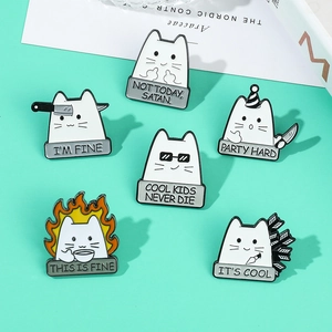 Détail d'un lot de six épingles de chat blanc en émail humoristiques sur fond menthe
