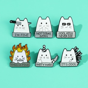 Détails des épinglettes de chat blanc avec designs inspirés des memes et citations
