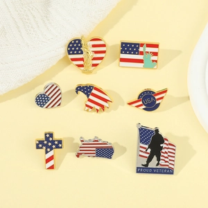 Set di otto spille smaltate bandiera americana con disegni di aquile e veterani