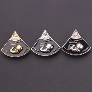 Detail van drie baby echografie broches in goud, zilver en roségoud afwerkingen