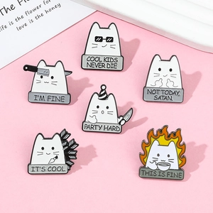 Détail de six épingles en émail de chats blancs avec des expressions drôles et décalées