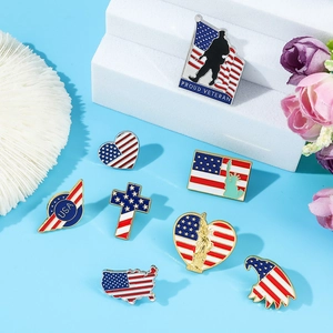 Set di otto spille in smalto con bandiera USA e motivi patriottici come l'aquila