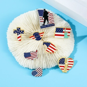 Dettaglio del set di 7 spille smaltate bandiera USA con aquila, cuore e simboli patrioti