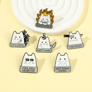 Lot de badges en émail avec des chats blancs rigolos illustrant divers mèmes Internet