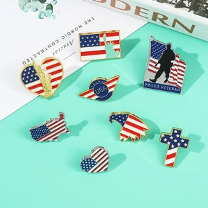 Dettaglio di 8 spille patriottiche bandiera USA con lettere USA e disegni di aquile
