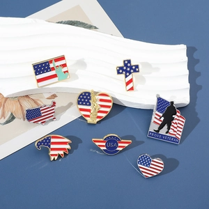 Dettaglio di spille smaltate bandiera USA con motivi Liberty e Veteran su espositore