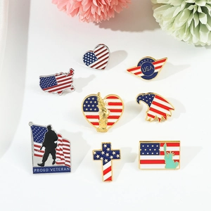 Collezione dettagliata di otto spille smaltate bandiera USA con vari design patriottici