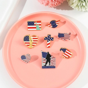 Dettaglio di 8 spille smaltate con bandiera americana su vassoio rosa per il Giorno dell'Indipendenza