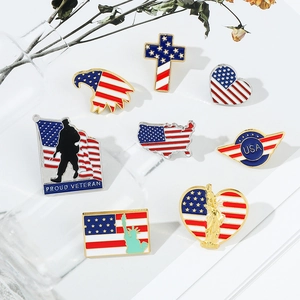 Dettaglio di otto spille in smalto bandiera americana con aquila e simboli patriottici