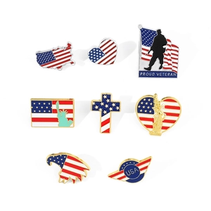 Set dettagliato di otto spille in smalto bandiera americana con vari design in metallo